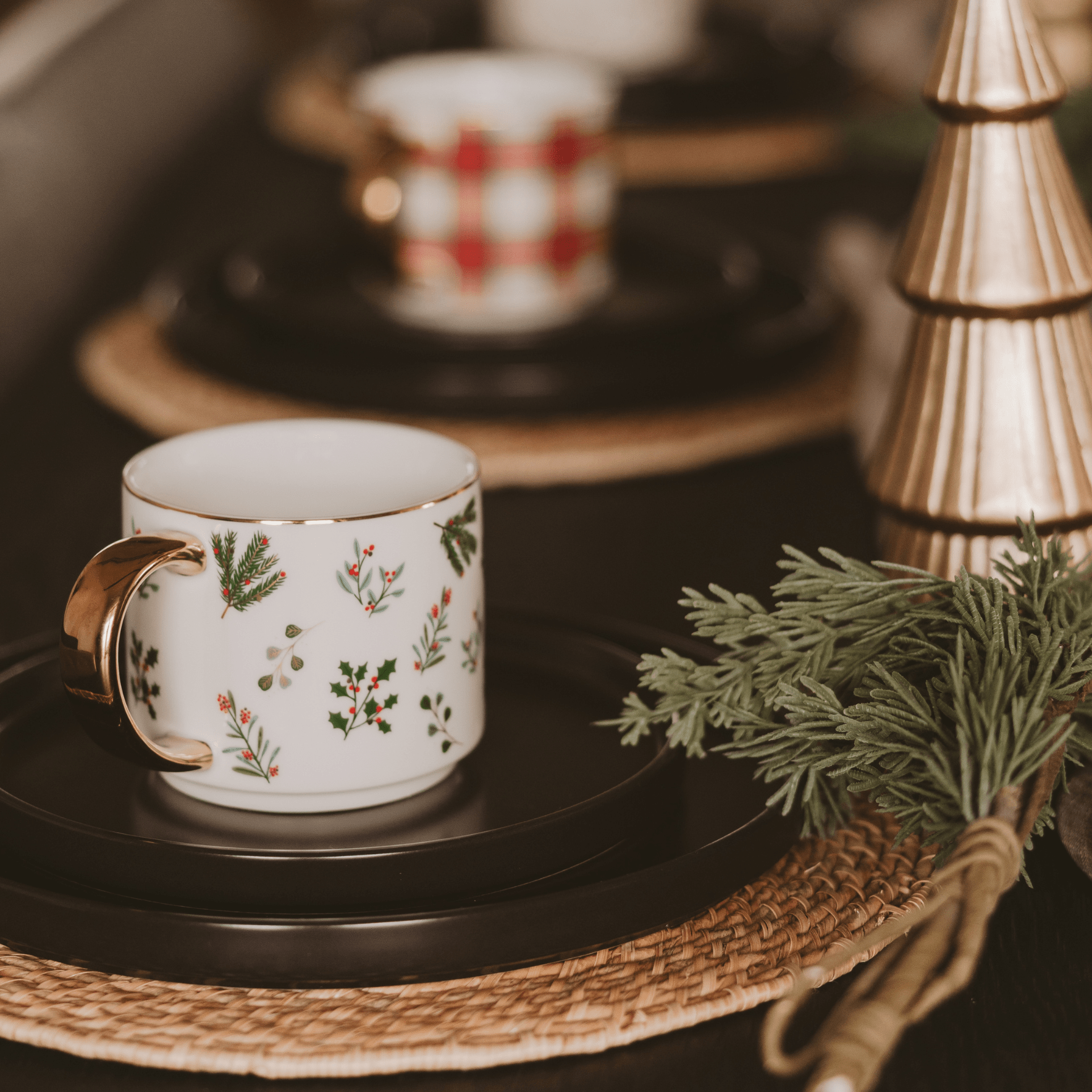 Holiday Greenery 14 oz Gold Handle Coffee Mug