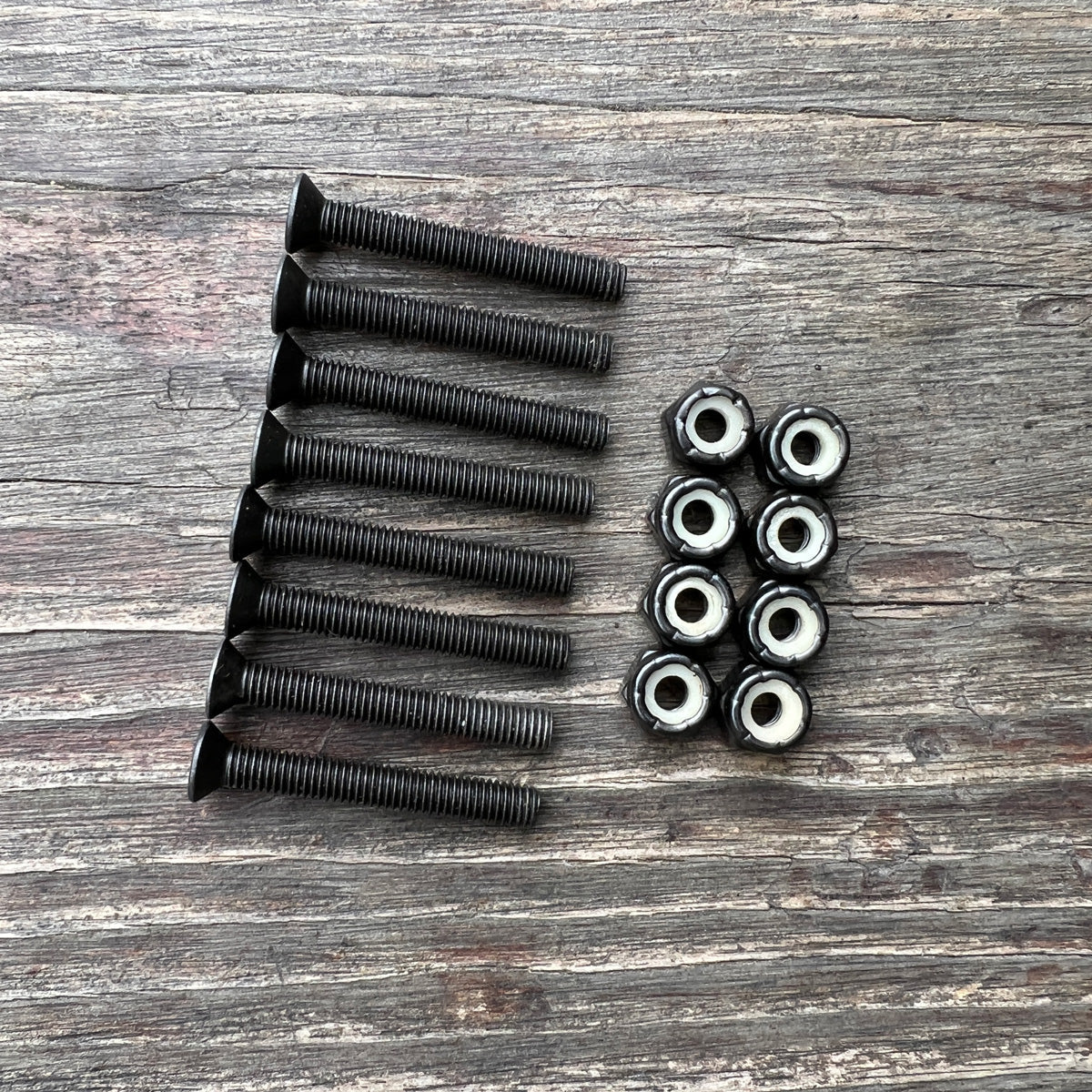 Paris Hardware 1 ¼" Flathead